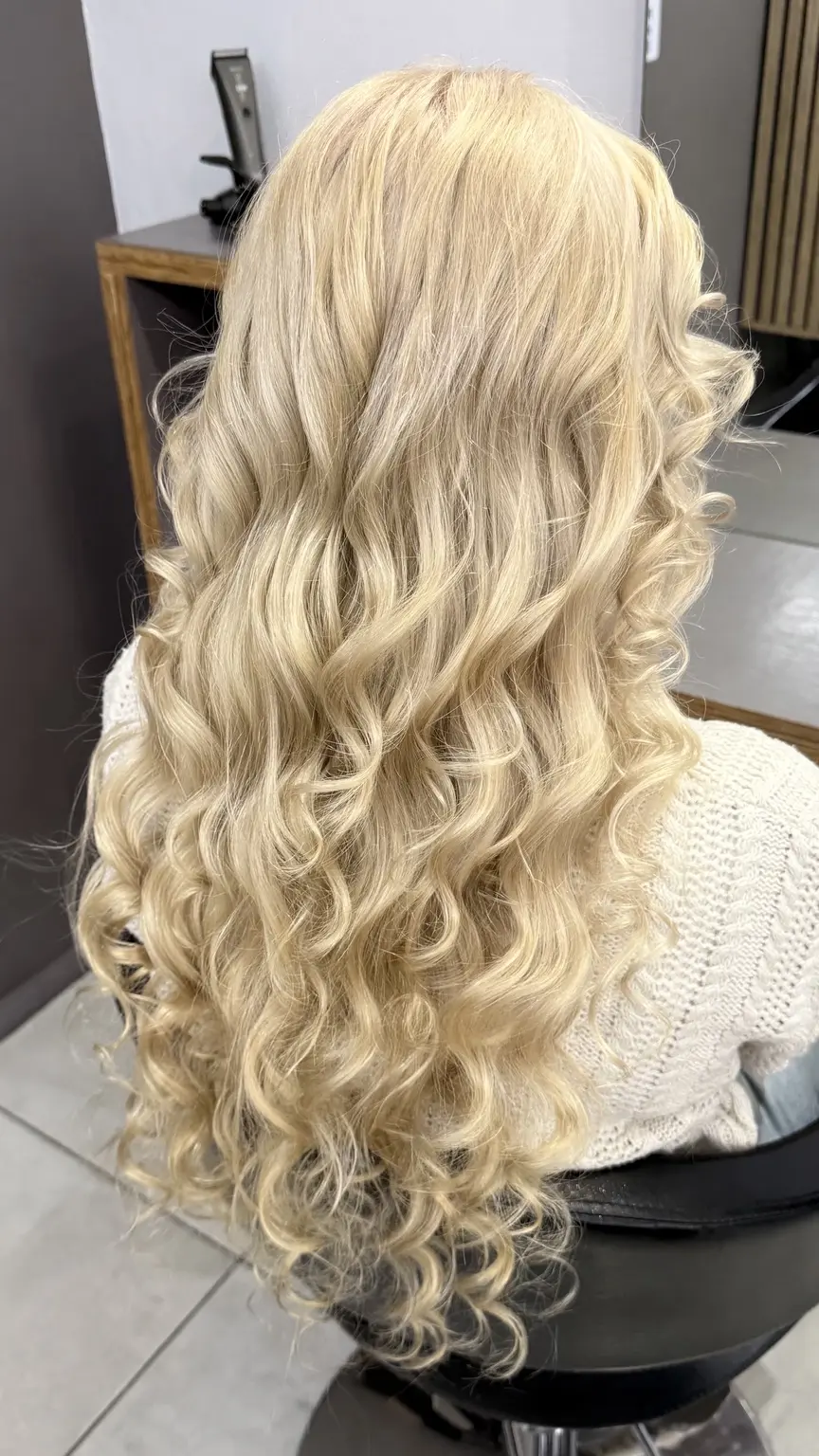 Long luminous blonde curls